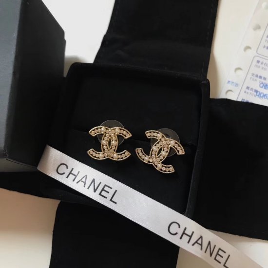 Chanel Chanel 19 最新经典款 个性 奢侈 mini小珍珠 钻石镂空耳钉 超美 日常百搭单品 个人很喜欢的一款 简约不失精致气质 正品一致黄铜材质搭配s925纯银针 - Click Image to Close