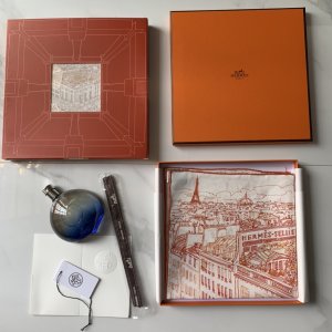 Hermes 屋顶花园～橙色 45*45cm 100%斜纹真丝 尺寸小巧的方巾佩戴方便，可系于发际、环绕脖颈或点缀包袋