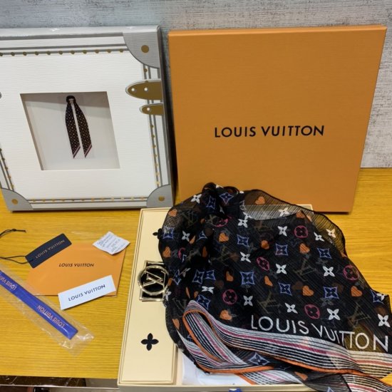 Louis Vuitton 纸牌游戏真丝长巾 黑色 180*42cm 100%真丝 玩味游戏世界的纸牌花色 原单品质 - Click Image to Close