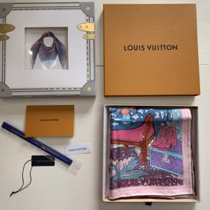 Louis Vuitton 梦幻衣橱～粉色 90*90cm 100%斜纹真丝 繁复的丝印图案挥洒浓郁色彩，描绘一只装满Louis Vuitton鞋履、手袋及配饰等经典设计的梦幻衣橱 原单品质