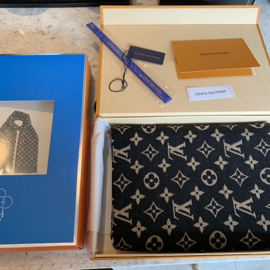 Louis Vuitton 双字母组合长巾～黑色 原单品质 30%真丝70%羊毛 70*200cm 饰有对比色调的Monogram织纹、风格优雅的长围巾，由真丝与羊毛混纺制成，柔软而温暖 - Click Image to Close