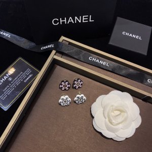 Chanel 雪花耳钉、莹润黑白树脂结合成雪花的设计、质感厚实，莹润饱满！又以经典cc标志加以点缀，高贵不失典雅，上身立显气质！