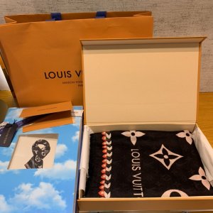 Louis Vuitton 巧妙双色～黑色 135*190cm 70%羊毛30%真丝 呈现全幅 Monogram 图案的瞩目放大，点缀Louis Vuitton标识，令摩登与经典兼收并蓄，原单品质