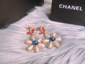 chanel 香家 闪闪系列，耳钉 热销款 市面最高版本！专柜1:1款式开模 专柜原版黄铜品质，Chanel经典Logo香奈儿耳吊 女神必备 超级显脸瘦