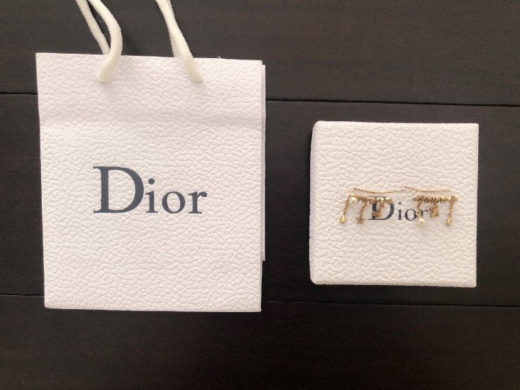 Dior 绝对爆款 左右不对称 流苏耳钉 zp一样黄铜材质 设计精美 经典元素点缀 做工精良 最关键的超级洋气百搭 搭配各种露肩服饰 洋装晚礼服绝对美爆 这款做工也是很费时 所以喜欢一定早下手 众多网红主播达人单品 - Click Image to Close