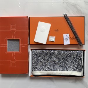 Hermes140披肩采用经典山羊绒和真丝混纺面料，柔软轻盈，佩戴方便，它是寒冷时分和微冷夜间的理想伴侣，为您提供呵护。立体字母～灰色，140*140cm，70%羊绒30%真丝，原单品质全套