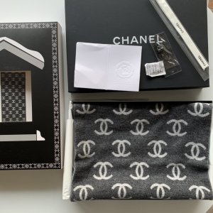 Chanel 长在所有人的审美上 非常百搭 精简标志～灰色 35*200cm 92%羊毛8%羊绒 原单品质