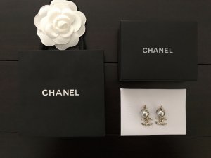 Chanel 半面珠C耳吊 非常简约百搭的一款 经典字母设计 细节非常精致 五金件部分精工品质 整体搭配复古金色 非常时尚 百搭必备神器 效果都很赞