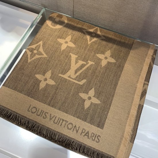 Louis Vuitton 老花大流苏 披肩采用大尺寸羊绒真丝混纺，流苏下摆别具质感，是冬日配饰的理想之选。 140*140m 70%羊绒30%真丝 - Click Image to Close