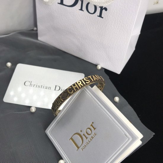 大热的款迪奥 Dior-JADIOR 开口手镯 可调节男女佩戴款→原版 黄铜材质持久不掉色 高品质 专柜同步 代购级别 个性鲜明 太喜欢啦！ - Click Image to Close