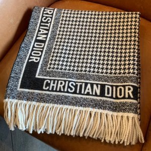 Dior 披肩 围巾 毛毯 140*140cm 57%羊绒43%羊毛 时尚 保暖 重要是好看好看