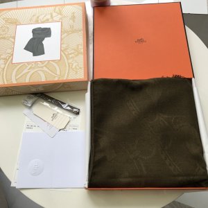 Hermes 200*80cm 85%羊绒 15%真丝 原单品质[强][玫瑰][闪电][礼物][太阳]新的藏书票～军绿