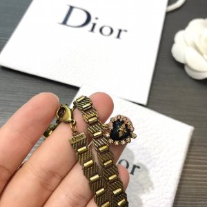 Dior 迪奥 原单重磅推荐款jadior 爱心 蜜蜂 项链，颈链 终于出货 问爆了 原版一致黄铜材质纯手工扣链，出货超级慢！喜欢的快入手！欢迎宝宝们拿去和zp对比