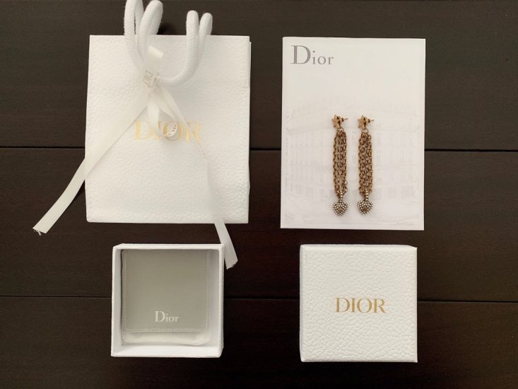 Dior 字母满钻爱心长耳吊 zp一样材质 黄铜施华洛世奇水晶定制 logo 清晰可见 做工精良 最关键的色彩超级洋气百搭 超级大牌感 - Click Image to Close