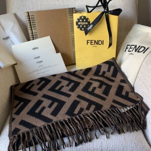 Fendi 流苏围巾，提花织纹重现同色系Fendi图案，纯羊绒质感，很好舒适，暖意浓浓 45*170cm 100%羊绒