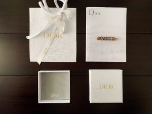 Dior 绝对爆款 JAD!OR+发卡 zp一样材质 黄铜水晶 logo 清晰可见 这款延续了Dior经典系列 集中时尚元素 时尚大牌 做工精良 这款真的必须要入手 佩戴效果超级赞