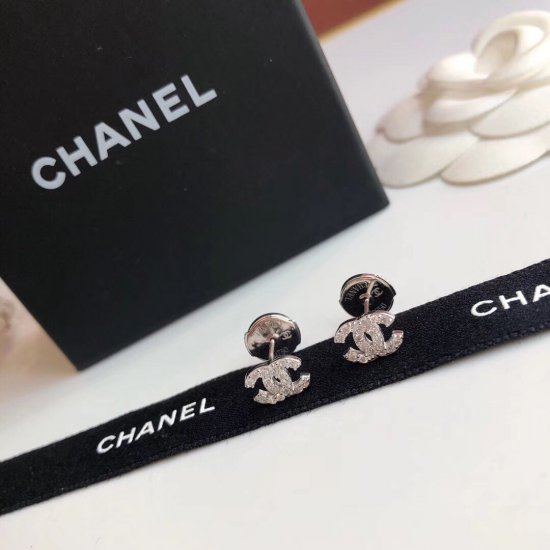 Chanel Chanel mini迷你小Chanel耳钉 日常百搭必不可少的一款耳钉了 超经典的一款 精致细腻 上耳超好看 采用德国进口s925纯银材质电镀厚金配原版飞碟耳塞 - Click Image to Close