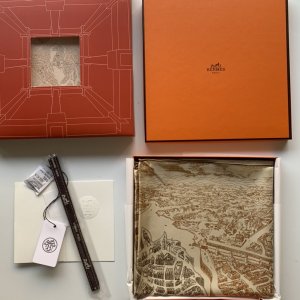 Hermes 100%斜纹真丝 90*90cm 手工卷边 原单[玫瑰]骏马之城～栗色