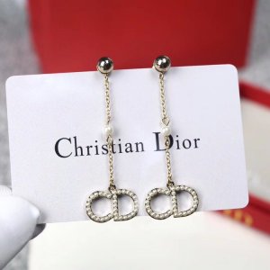 Dior 贝壳珍珠 长款 流苏 耳钉 最新原单正品材质 时尚感爆棚 珍珠圆润饱满 质感非常好 S925银针