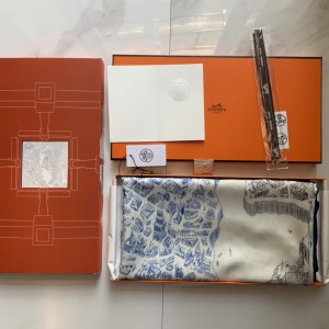 Hermes140披肩采用经典山羊绒和真丝混纺面料，柔软轻盈，佩戴方便，它是寒冷时分和微冷夜间的理想伴侣，为您提供呵护。 骏马之城～蓝色，140*140cm，70%羊绒30%真丝，原单品质