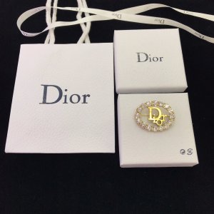 Dior胸针 2019 即发 爆款随时断货 复古风格 时尚 造型设计很漂亮专柜材质