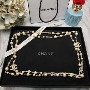 Chanel 双层长链毛衣链 chanel珍珠发烧友不要错过。市场玲琅满目，真正的好货真的太少。我家毛衣链款式不多。但每一个都是正品打版。尺寸色泽材质。绝对出入专柜无压力 高品质 。很百搭！质量好。90cm长 可叠戴、