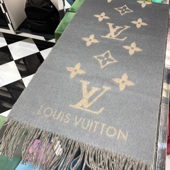 Louis Vuitton 最新限量版黑灰羊绒围巾 三个颜色渐变 很百搭很有气质 非常百搭 适合沉闷的冬天 配大衣好看极了 45*180cm 100%羊绒 - Click Image to Close