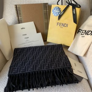 Fendi 双面小F 一面经典的老花图案 一面纯黑色 双面设计 多了许多搭配空间 30*168cm 100%羊毛