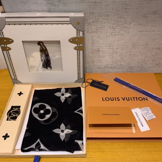 Louis Vuitton 真丝束发带上演超大 Monogram 图案的色彩碰撞，其醒目印花边缘更添摩登意味，可为寒冷时节着装点亮别致姿采。45*160cm 100%真丝 原单品质 摩登视觉长巾～黑色 - Click Image to Close