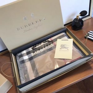 Burberry 银线长巾 驼色 羊绒与银纱线精纺而成 缔造轻盈闪亮质地 两端流苏装饰 空调房里当披肩不二之选 70*210cm 100%羊绒