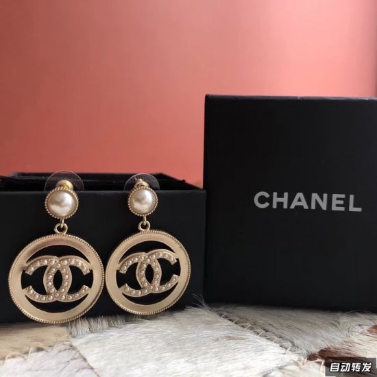 xx290 Chanel Chanel 2019年秋冬新品 珍珠圆圈双C耳钉 精选原版一致黄铜材质搭配s925纯银针 百搭款 秋冬必备单品 超美腻 - Click Image to Close