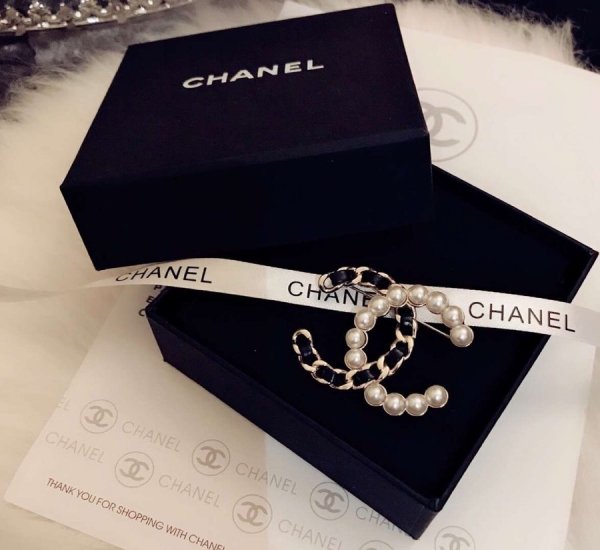 Chanel 链条 Chanel双C胸针，一边珍珠，一边羊皮，五金两边也是不同的，香粉必入的classical style，用了13颗施华洛世奇珍珠，光泽感十足，侧面底部抛光非常到位，这个ZP的logo是直接镭射激光上去的，简洁大方有内涵，香粉别错过[机智 - Click Image to Close