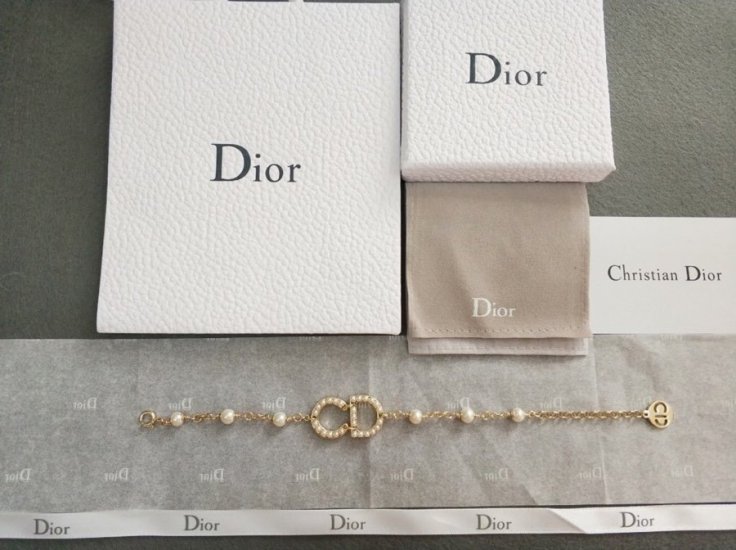 Dior 经典时尚珍珠 cd 手链/项链 zp定制 zg金色略带古铜色 超级洋气 这个款必须要入手 有别于Chanel大logo的张扬感 简单时尚的设计 非常显气质 魅力值分分钟upupup 美不美试了才知道 女神必备．项链 手链 - Click Image to Close