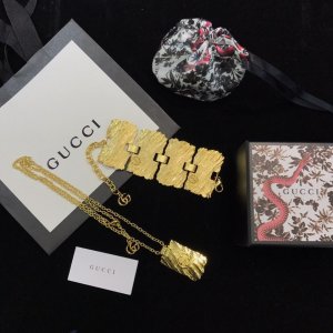 GUCCi项链手链套装专柜同款复刻～时尚个性美[色][色]丽[爱心][爱心]超火爆 先下手先得时尚款怎么戴怎么美整圈散发着炫目的光彩项链130 手链