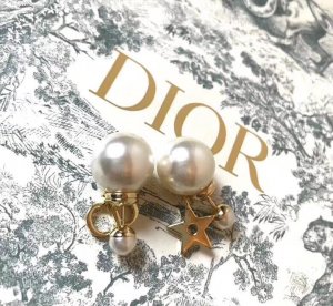 Dior 迪奥 cd 火爆 珍珠精华五角星cd 耳钉 原版正品打造 一致正品黄铜专柜同步 原单 925纯银耳针超百搭 精致优雅