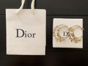 Dior 多元素耳圈 这款非常的重工 看到上面的配件没 每一个配件都是经典元素 整体搭配起来的流苏效果 简直美翻了 不怕你不种草 因为美得东西大家都喜欢 这款真的要入手 反正我自己留了 哈哈