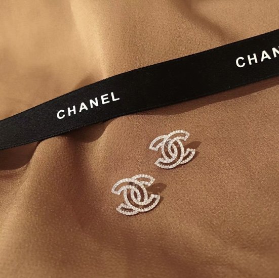 Chanel Chanel 镂空双排钻双C耳钉 日常百搭 精选德国进口s925纯银材质电镀厚金 不褪色不过敏 百搭款式非常好看 - Click Image to Close