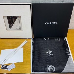 Chanel 错位字母真丝长巾～黑色 140*190cm 100%真丝 原单品质