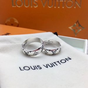 潮牌LOUIS VUITTON 路易威登，经典男女款四叶草戒指，12-24双数码，有少量，重约6.8克