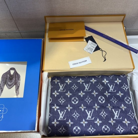 Louis Vuitton 丹宁字母～蓝色 140*140cm 40%羊毛60%真丝 原单品质 丹宁风尚为 Studdy Denim Monogram 披肩带来金属饰钉，镶缀在混纺而成的 Monogram 织纹间闪耀光芒，搭配流苏饰边营造出的充盈构型，为经 - Click Image to Close