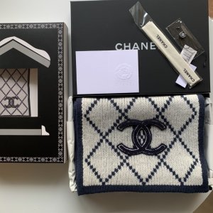 这是一条very 好看的围巾，菱格配色很经典，简约时尚 Chanel 经典菱格～蓝色 32*180cm 100%羊绒 原单品质