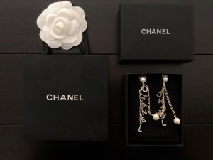 Chanel 字母流苏 哑光金色为主色调 大气甜美 带有惬意的复古色彩 最喜欢流苏设计 灵动飘逸 最重要超级百搭修饰