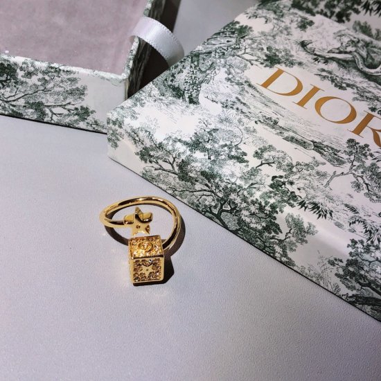 Dior 迪奥 方形爱心方牌 开口戒指 时尚经典 专柜一致黄铜材质 火爆款出货 设计独特 18k金色 美女必备 - Click Image to Close