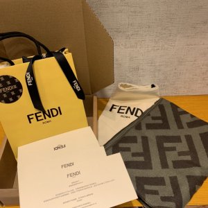 Fendi 流苏围巾，提花织纹重现同色系Fendi图案，纯羊绒质感，很好舒适，暖意浓浓 45*170cm 100%羊绒