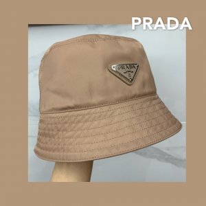 Prada 渔夫帽 时尚圈无人不知无人不晓 尼龙材质特别轻巧 设计简单又不失其独特的味道 谁带谁好看 买就对了