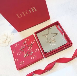 Dior 迪奥 19年早春 金色五角星cd个性耳环 baby同款 超级百搭 专柜一致同步上新 赶紧抢购吧 正品一致黄铜材质搭配纯银针 极力推荐款式！！