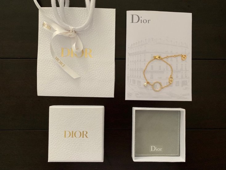 Dior 圆环镶钻手链 zp打造 小巧精致 低调奢华 满足各种服装搭配 这款个人非常喜欢 佩戴时尚简约不夸张 却效果很赞 精致设计绝对是百搭单品 - Click Image to Close