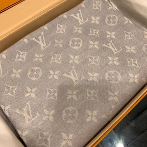 Louis Vuitton 原单好货 140*140cm 整体印有monogram 图案 少有的经典之作 60%真丝 40%羊毛 赋予这款细腻柔软的手感 字母提花～灰色