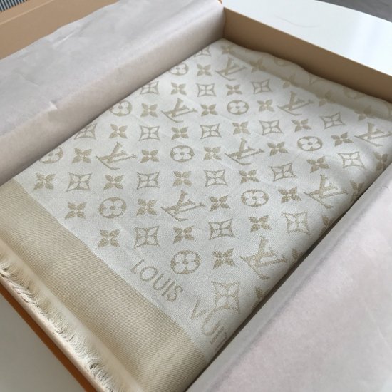 Louis Vuitton 银线大披肩 经典款式 永不过时 140*140cm 60%真丝40%羊毛 - Click Image to Close