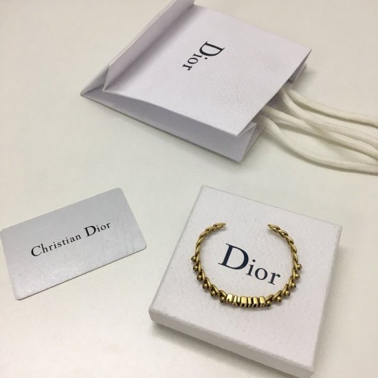 Dior 手镯 迪奥经典手镯热销款上新 同步专柜高端品质复古经典色超级衬肤色显白19年春夏最必火JADIOR六字母款超级有气质高档大方让自己在这个露手的夏天里美起来 - Click Image to Close